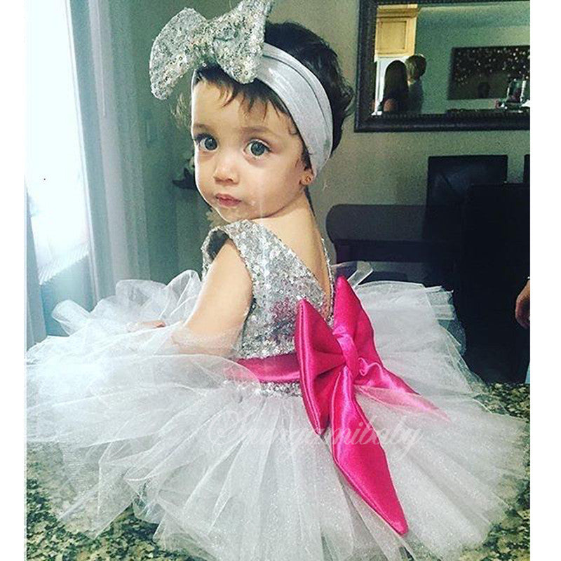 Vestido blanco con lentejuelas plateado y moño fucsia vincha incluido