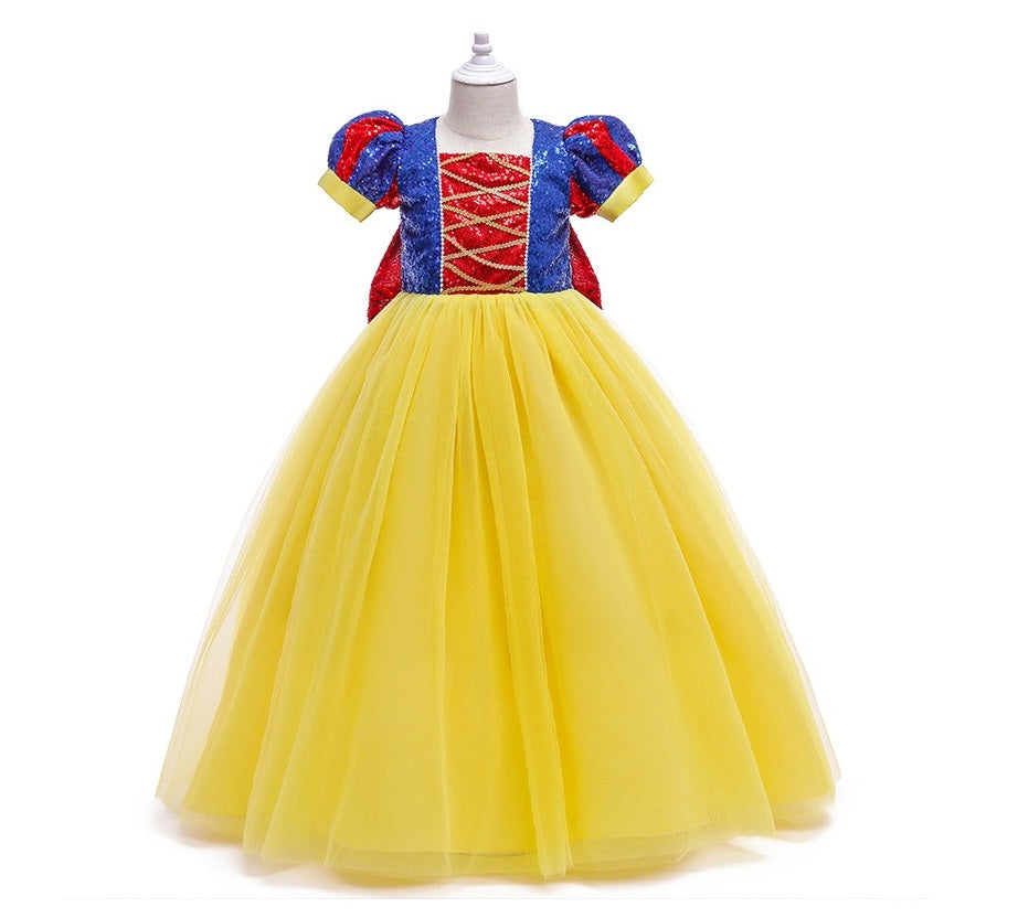 Vestido largo estilo blancanieves con lentejuelas y moño