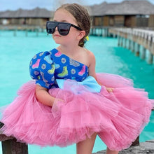 Cargar imagen en el visor de la galería, Vestido azul de un solo hombro estampado con tul rosa y moño
