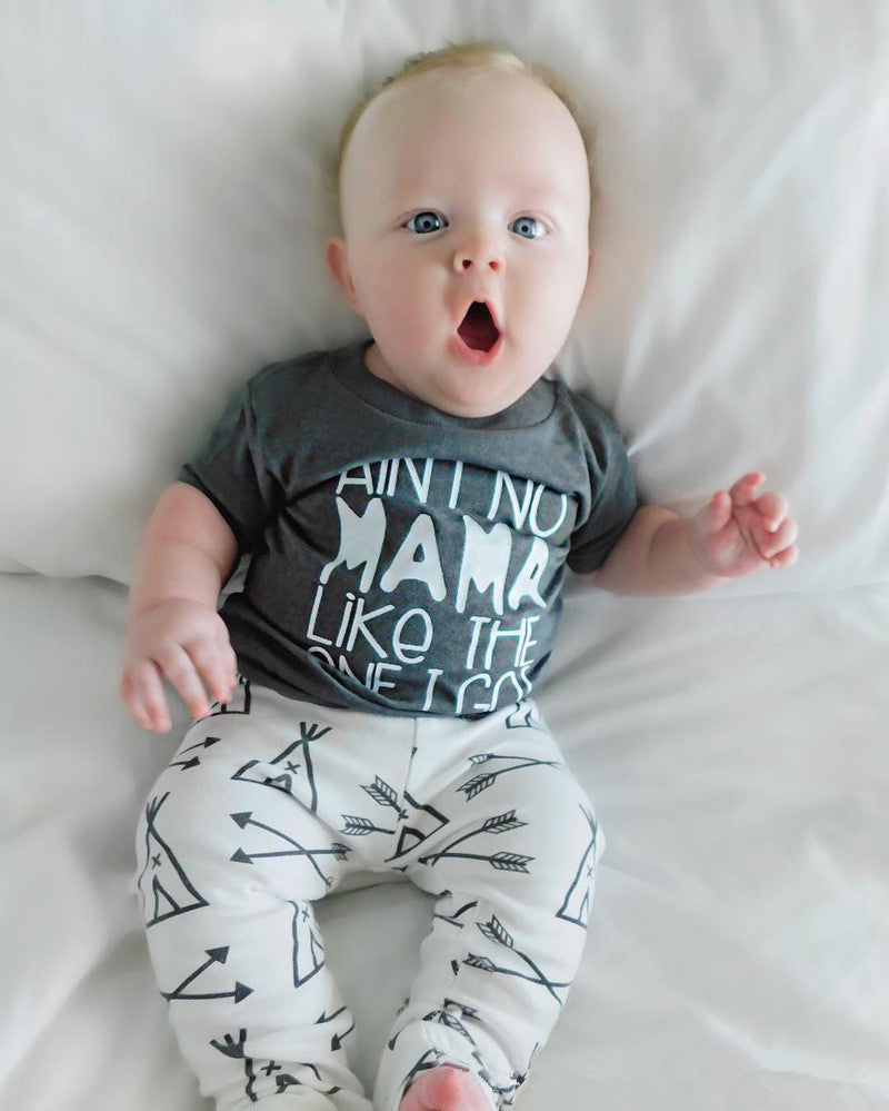 Remera gris con letras y pantalón