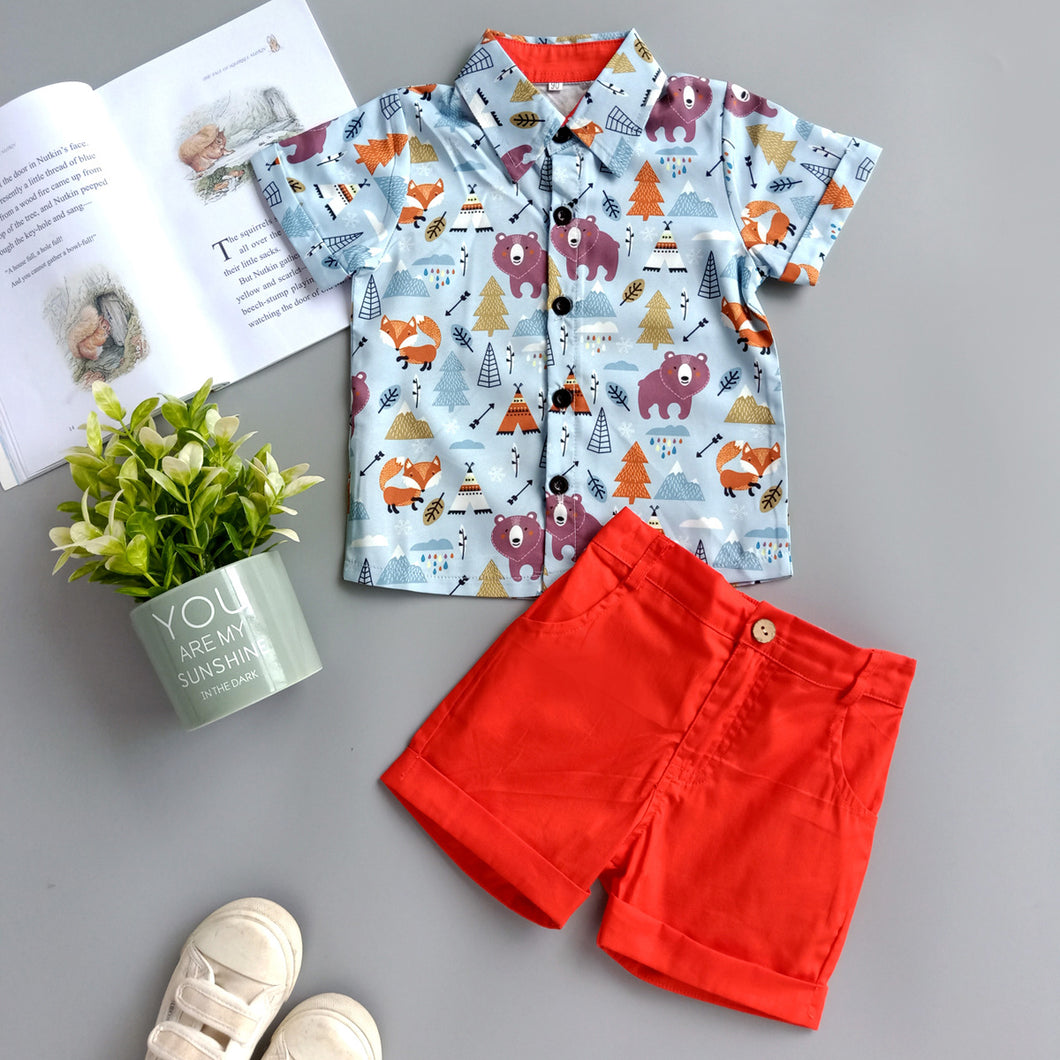 Camisa estampa de animales del bosque con short rojo