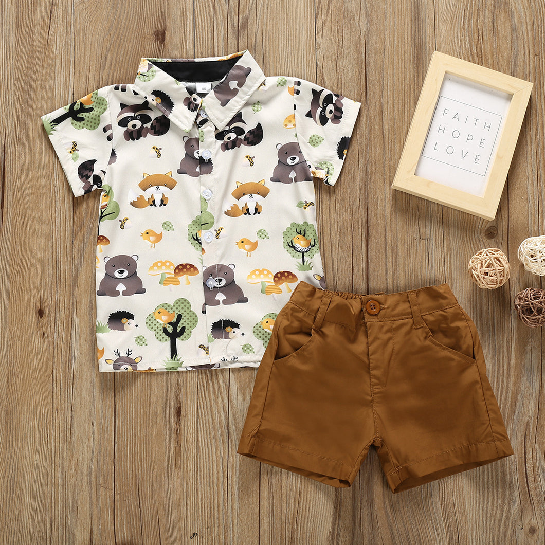 Camisa crema con estampa de animales del bosque y short marrón